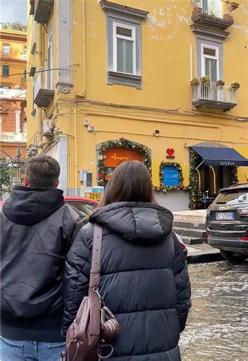 La strada per la felicità: Gradini a Napoli