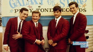 'That Thing You Do' Cast Reunites & Plays The Oneders' Hit | Billboard News