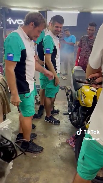 Pengalaman Mat Salleh Menyaksikan Motor RXZ di Malaysia