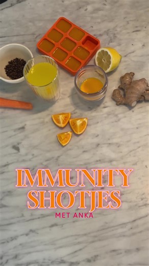 Immunity Shotjes ✨🌈 Iets wat ik altijd voorradig heb in m’n diepvries, ook gewoon omdat het echt wel een lekker theetje is 🤌 Ingrediënten: - 160gr kurkuma - 300 gr gember - 2 granny smith appels - 3 appelsienen - sap van 2 citroenen - 1 wortel - 200ml water Snij alles in stukjes en stop in de blender, goed mixen, uitzeven & klaar! Sla deze video op & probeer het thuis zelf eens 🫶🏻🥰