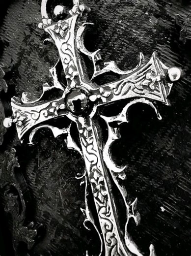 #SUGURUGETO pero fuera de bromas, realmente me pone triste cada vez que me dice que la está pasando mal o cuando intenta hacer cosas que no debe. Ojalá pudiera quitarle todos sus problemas y verlo feliz porque de verdad es una gran persona que fue lastimada por los q no debían. Me da una rabia, una IMPOTENCIA no poder hacer algo al respecto además de solo hacerlo reír con mis chistes malos o mis intentos mediocres de consuelo ¿Todos mis esfuerzos son suficientes? Él siempre me dice que si, pero 