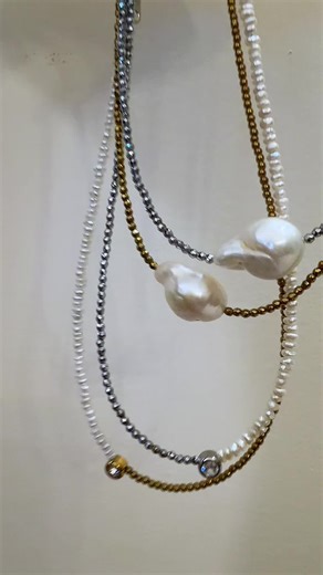 ✨ Colares de pérolas e hematitas ✨ A combinação perfeita entre a delicadeza das pérolas naturais e o brilho moderno da hematita. Um mix elegante, atemporal e cheio de personalidade 💫 💖 Use sozinho ou combine com outros colares para um look ainda mais estiloso! 👉 Compre pelo link na bio #ColaresDePérolas #Hematita #PedrasNaturais #AcessóriosFemininos #JoiasComEstilo