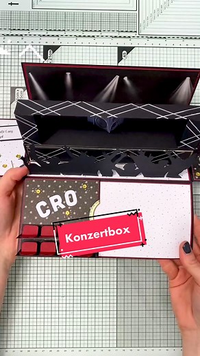 Einbisschen stolz auf das Ergebnis bin ich ja schon🤩😬 #explosionsbox #handmade #weihnachten #konzert #weihnachtsgeschenk #konzertkarten