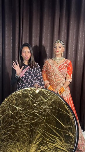 Pro Makeup Artist | Makeup Educator | on Instagram: "“Makeup artists & photographers—this tool changes everything” White, silver, gold, black & diffuser—what each side actually does” “This is a 5-in-1 reflector—and each side has a job.” ✨ White – Soft, natural fill light (best for bridal & HD makeup) ✨ Silver – Brightens and sharpens details (perfect for reels & YouTube) ✨ Gold – Adds warm glow (sunset & dusky skin tones) 🖤 Black – Controls shadows (prevents over-bright face) 🌫 Diffuser – Soft