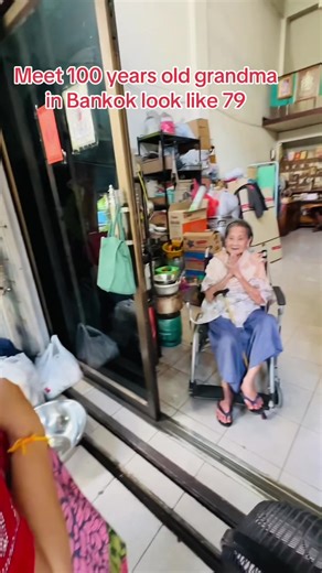 #Meet 100 Years old grandma in Bankok look like 79 still beautiful #在曼谷見到 100歲的老太太看像79精神很好#เจอคุณยายที่กรุงเทพอายุ 100 ปีแล้ว