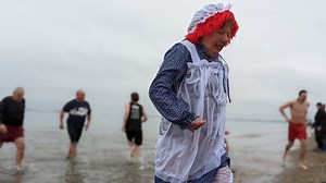 Divers plunge into ocean for Jimmy Fund at Wollaston Beach