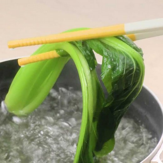 茹で時間を押さえて色鮮やかに！基本の小松菜の茹で方 | デリッシュキッチン