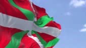 Le drapeau du Pays Basque flottant dans le vent par temps clair