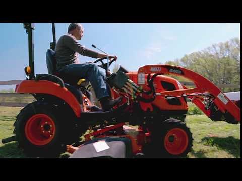 KIOTI CS2210 Mowing