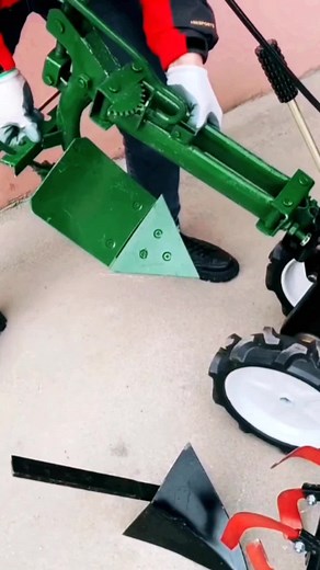Export-type multi-functional hand-held small tillage machine, one machine has multiple functions, saves labor and effort, can be used with various agricultural tools, is simple and flexible to operate, economical and practical, reduces labor intensity, improves work efficiency, and is a good helper for agricultural planting!#Factory #tractor #daily #tiktok #fyp #Microtiller#agriculture#agricultural machinery#Agricultural planting#export trade#Factory sales