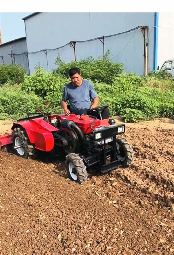 Agricultural machinery manufacturers can be equipped with a variety of farm tools. They have high horsepower and strong power, and are highly efficient in work. ##Micro-tiller##Tractor##Agricultural machinery##Export trade