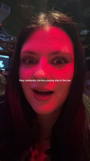 the faces of two girls caught extremely off guard #5sos #5secondsofsummer #slsp #shelookssoperfect