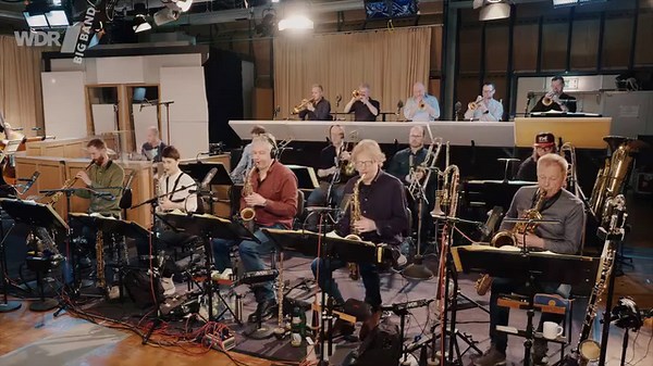 On the softer side of life, here's another arrangement by our former colleague and lead trombonist, Dave Horler. "Serenade In Blue" by Harry Warren first saw light in 1942 with the Glenn Miller Orchestra, but has since been covered by countless jazz greats. Our version, arranged by Dave, features Alex Harper on soprano sax and Jens Neufang on baritone sax. Recorded live in Studio 4, conducted by Stefan Pfeifer-Galilea. -------------- Auf der sanfteren Seite des Lebens gibt es ein weiteres Arrang