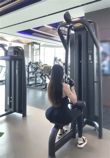 Your Back Won’t Grow If Your Arms Do the Work.Stop letting your arms take over your back workout. If you feel your biceps burning more than your back, you’re pulling wrong. Your back grows when you lead with your elbows, not your hands. Before every rep: – Pull your shoulders down (depress your scapula) – Keep your chest up – Think “elbows to hips” instead of “pull the bar” Slow down the negative — that’s where real growth happens. Control > weight. Always. #Original #BackWorkout #GymTips #Fitne