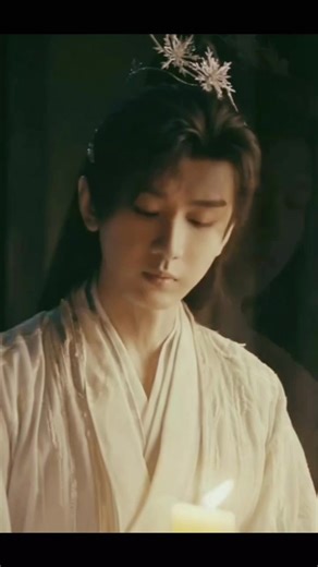 Áo gấm thêu rồng rạng ánh kim, Uy nghi cốt cách bậc vương đình. Mày ngài mắt phượng nhìn thiên hạ, Nửa dặm giang sơn, nửa chân tình. ​Tay cầm quạt ngọc, vận thiên cơ, Phú quý vinh hoa chẳng đợi chờ. Dưới gót giày hoa là thảm đỏ, Trên vai gánh cả những mộng mơ. ​Chẳng phải tiên phong đạo cốt sầu, Mà là quyền thế ngự lầu cao. Khí chất trầm hùng, thân lẫm liệt, Khiến cả nhân gian phải cúi chào. Thành Nghị vương quyền, thân ngọc khiết, Giữa cõi phù hoa vẫn sáng ngời. Phú quý không làm mờ ánh mắt, Mộ