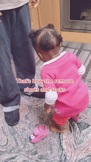 That is how she remove shoes and socks #tiktokbabies #excelu7
