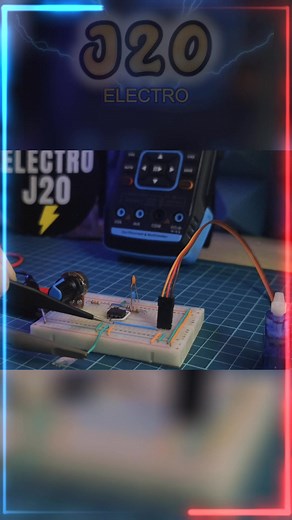 ¿Mover un servo sin Arduino? Sí se puede ⚙️⚡ Este circuito con NE555 te permite ajustar la señal PWM solo moviendo un potenciómetro. El servo sigue exactamente la variación del pulso, y lo comprobamos en el osciloscopio. ¿Tú ya lo intentaste alguna vez? Comenta cómo lo hiciste o qué problema te dio ⚡ #electronica #ne555 #controlpwm #ElectroJ20 #aprendeelectricidad | Electro Juan-J20 | Facebook