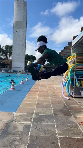 Juliana Santos on Instagram: "Dando meu máximo na aula de Hidroginástica 🔥 Vs minhas alunas dando seu máximo na água ❤️ #meme #hidroginástica #idoso #atividadefisíca #saúdebemestar #gratidão #vidasaudavel #hidro #atividadeaquática #girlpower #gratidão #memes"