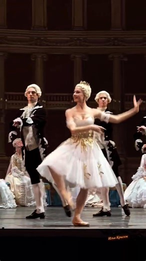 Fabulosa Maria Koshkaryova en Marco Spada. Bolshói Ballet. Coreografía de Joseph Mazilier, reconstrucción de Pierre Lacott. Música de Daniel-François Auber. Buen miércoles de danza!! Fuente: ilya_krylov_official | Ballet del Occidente