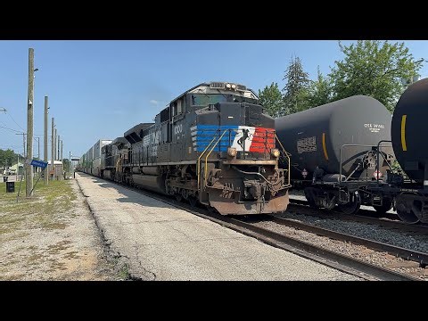 Norfolk Southern Train Meet With SD70ACe Leaders