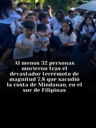 🇵🇭💔| Terremoto mortal sacude Filipinas Al menos 32 personas murieron y más de 100 resultaron heridas tras un devastador terremoto de magnitud 7,8 que golpeó la isla de Mindanao, en el sur de Filipinas, este lunes. Las autoridades informaron que los derrumbes, deslizamientos de tierra y el colapso de varias estructuras causaron la mayoría de las víctimas. Además, se activaron alertas de tsunami y miles de personas fueron evacuadas de zonas costeras como medida preventiva. Los equipos de rescat