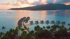 Le Taha'a by Pearl Resorts in Tahiti😍 Facing the island of Taha’a with the distant silhouette of Bora Bora behind, this immaculate hideaway – a member of the prestigious Relais & Châteaux collection – is celebrated as one of the region’s most exclusive retreats💙 To discover more about this incredible resort, click the link or call our specialists on 01494 678 400. https://www.turquoiseholidays.co.uk/destinations/south-pacific/tahiti/tahaa-raiatea/le-tahaa-by-pearl-resorts/ #tahiti #turquoiseho