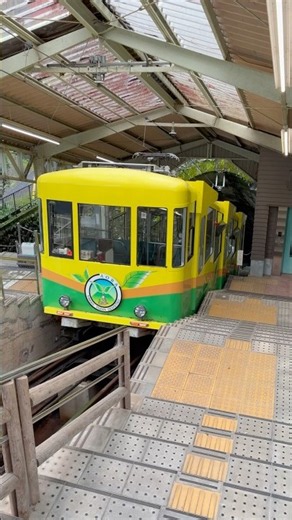 高尾登山電鐵往清瀧纜車高尾山發車Takao Tozan Railway for Kiyotaki departing from Takaosan高尾登山電鉄清滝駅行先ケーブルカー高尾山駅を動き始めます