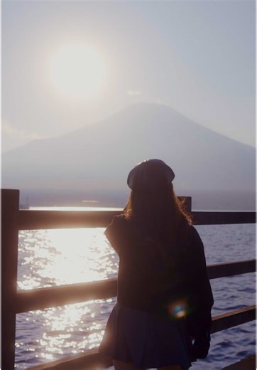 【山梨観光】富士山を望む絶景とグルメ満喫の旅✨ TERRACE HOUSEと旅が大好きな映像クリエイターが おすすめの旅行プランの提案！ 雄大な富士山を間近に感じながら、山梨の魅力をたっぷり満喫できる旅へ！ まずは、富士吉田で人気の「ほうとう不動 東恋路店」で名物の不動ほうとうを堪能 野菜たっぷりで体の中から温まる〜 📍〒401-0301 山梨県南都留郡富士河口湖町船津東恋路２４５８ 続いて、富士山の神様を祀る「北口本宮富士浅間神社」へ⛩️ 樹齢1000年を超える大杉は圧巻！ 境内は厳かで神秘的な雰囲気✨ 📍 〒403-0005 山梨県富士吉田市上吉田５５５８ お次は、富士山の伏流水が湧き出る「忍野八海」へ🪞✨ 透明度が高く、息をのむ美しさ！ 富士山との写真撮影スポットとしても人気 📍〒401-0511 山梨県南都留郡忍野村忍草 そして、「山中湖明神山パノラマ台」からは、山中湖と富士山の絶景を一望！ ハイキングコースもあるので、自然を満喫できます 📍〒401-0502 山梨県南都留郡山中湖村平野 最後は、「山中湖」で富士山を眺めながら、遊覧船やサイクリングなどのアクティビティ
