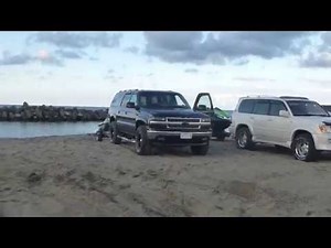 Sand stuck Chevrolet Suburban ランクル100 NV350 キャラバン 砂浜 スタック
