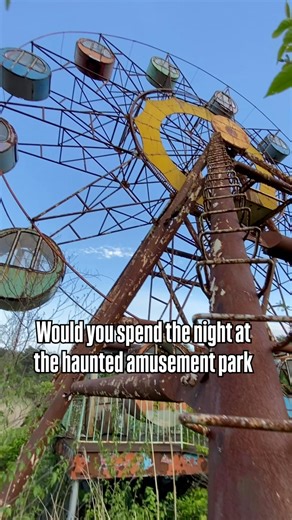 Could you spend the night at a haunted amusement park?? 🎡 | LordExplores