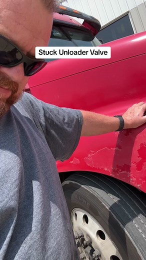 #CapCut Stuck Unloader valve on the air compressor causes air to be pushed through the air dryer. #trucking #owneroperator #maintenance #business #airbrakes