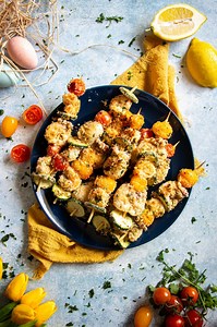 🔥 Spiedini di pesce alla griglia… semplici, profumati e irresistibili! Per questo pranzo di Pasqua in giardino ho puntato su una ricetta facile, veloce e super gustosa: spiedini con gamberi argentini e seppie, perfetti per la brace e pronti in meno di 10 minuti! Tutto il pesce arriva da @saporedimareofficial, dove trovate prodotti congelati a bordo, già puliti e di qualità: un aiuto prezioso per chi ha poco tempo ma non vuole rinunciare al gusto. 📝 Ingredienti per 8 spiedini: 12 seppie surgela