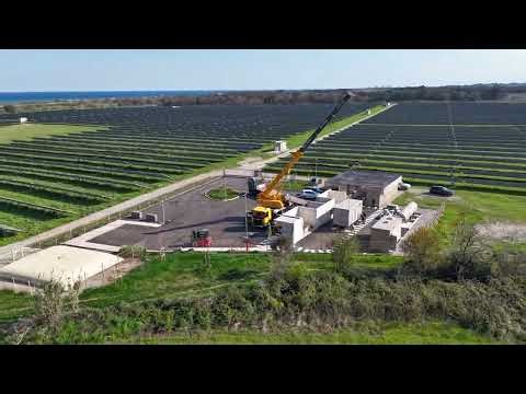 À Folelli, la centrale hydrogène prend forme : installation du module de compression et surpression.