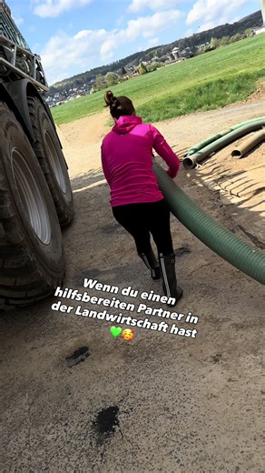 Echte Leidenschaft im Doppelpack! 🚜💨 Güllefahren ist Teamsache! Auch wenn wir aktuell noch auf den perfekten Zeitpunkt warten müssen, um die Nährstoffe endlich dorthin zu bringen, wo sie gebraucht werden, sind wir schon im vollen Vorbereitungsmodus. Es gibt nichts Besseres, als einen Partner an der Seite zu haben, der nicht nur zuschaut, sondern direkt mit anpackt – egal ob am Saugstutzen oder beim Befüllen. Wenn die Begeisterung für die Landwirtschaft geteilt wird, macht die Arbeit doppelt Sp