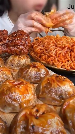 Burger+Momos+🤤🍜#newyoutuber #eating #momowala #mukbang #food please subscribe like my channel🙏😭🥺....