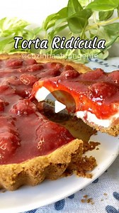 Jessyca Pereira on Instagram: "Segue para mais receitas e já salva essa pra não esquecer 😊 Torta Ridícula (Ridiculamente fácil e gostosa) Massa: 200g de biscoito maisena 125g de manteiga Bate tudo no processador e espalha na forma. Creme: 1 lata leite condensado 1 caixinha creme de leite 2 potes de iogurte natural Mistura tudo e coloca na forma com a base de biscoito. Leva ao forno pré aquecido em 180 graus por 20-30min. Cobertura: Morango Limão Açúcar (a gosto) Leva ao fogo baixo até reduzir e