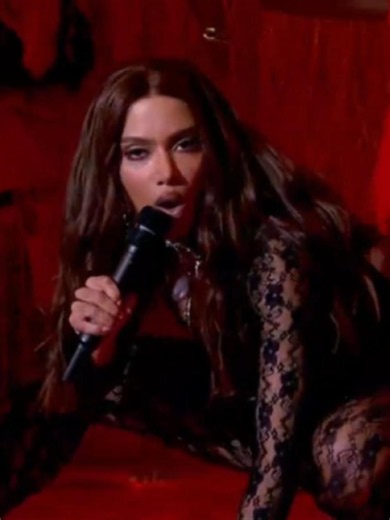 VOCÊ JÁ SABE QUEM CHEGOUUU 🔥❤️‍🔥 Anitta chegou para equilibrar nosso #Domingão e a #DançaDosFamosos #TVGlobo