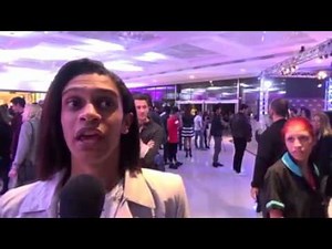 Ela falou Hi. Eu falei RE-LOU