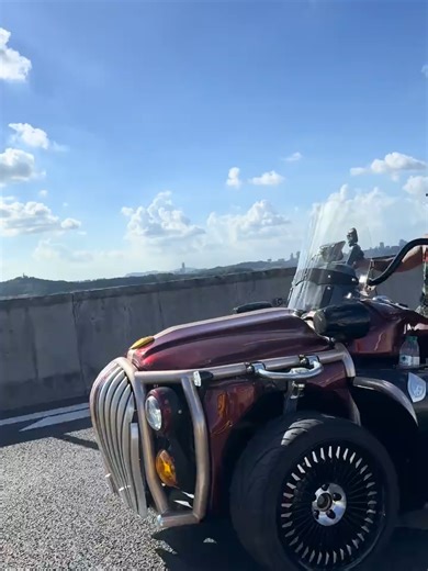 这款路威兰盾大摩托，简直就是霸气与优雅的完美结合！它采用独特的倒三轮设计，不仅稳定性超强，更在视觉上给人一种震撼的冲击感。整体车身线条流畅而有力，彰显出无尽的动感与力量。前脸采用类似于劳斯莱斯立柱式的大中网设计，更是将这份霸气推向了极致！骑上它，你就是路上回头率最高的崽！#摩托车 #路威兰盾 #骑行 #中国大摩托 #中国制造#安全骑行 #中国制造走向世界