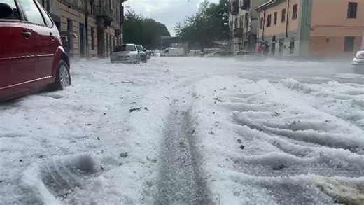 Maltempo, grandine come neve a Torino: strade imbiancate. VIDEO