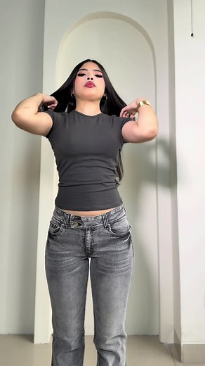 Flare Jean Low Rise Gris: outfit inspiración 2000s