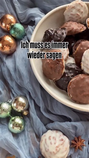 Ich muss es immer wieder sagen: Das sind die besten Lebkuchen der Welt 🌍 Die Geheimzutat: Croissants 🥐 Teile das Reel gleich mit jemandem der diese Lebkuchen auch backen muss. Ich bin mir ziemlich sicher dass du das Rezept willst. Stimmt‘s? Dann lies hier weiter und vergiss nicht das Reel zu speichern - lass mir auch super gerne ein ❤️da, das entlohnt mich für meine Arbeit! ZUTATEN 400 g gem. Haselnüsse 200 g gem. Mandeln eventuell mehr Nüsse 50 g Zitronat 50 g Orangeat 4 Eier 8 Croissants abg