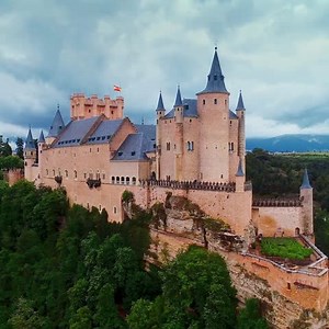 🏛️ The impressive aqueduct marks the entrance to Segovia, a walled city set against the backdrop of the Sierra de Guadarrama, just an hour from Madrid. Built without any mortar, this aqueduct remains one of the best-preserved examples of Roman engineering. Explore the grand cathedral, Renaissance palaces, historic synagogues, and plazas filled with history—perfect to enjoy on foot and at a relaxed pace. Did you know that Segovia's alcázar may have inspired the design of Disney’s castle? 👉 http