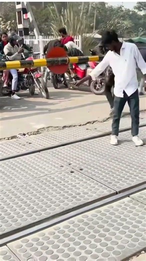 Ràil gate close me gari na chalaye