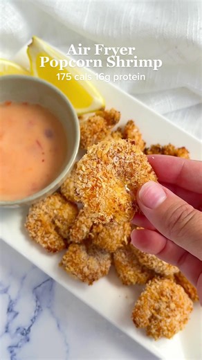 Recipe (serves 2): 150 g raw prawns peeled and deveined. If using frozen raw prawns, let it defrost overnight 1 egg or 2 egg whites 1/2 tbsp sweet chilli sauce (optional) 1/2 tbsp sriracha (optional) 10 g all purpose flour 30 g panko bread crumbs (may need 5-10g extra depending on the size of the prawns) 1/2 tsp paprika 1/2 tsp onion powder 1/2 tsp garlic powder 1/4 tsp chilli powder optional 1/4 tsp salt 1/4 tsp ground white pepper or black oil spray 1. beat the egg with sweet chilli sauce and 