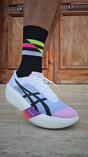 Asics Metaspeed Ray💥 🪶129 grams featherweight!! 👟Stack & drop: Heel - 39.5mm, forefoot - 34.5mm (5 mm drop). ⭐️Midsole foam: FF LEAP™ ASICS’ lightest and most reactive foam yet. ⚡️Plate: Minimal carbon plate (⅔ length) rather than full-length. 👣Upper & outsole: MATRYX® (lightweight woven upper) and ASICSGRIP™ outsole for grip. ➡️Designed for speed and elite performance, especially for forefoot/midfoot strikers. 🎥 @run_shoe_bible . . . #runmoreworryless #runshoebible #runnersofinstagram #run