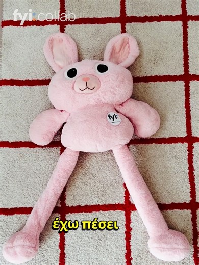 Η «Φάλαινα» με καθήλωσε. Δεν έβγαλα κιχ μέχρι να τελειώσει. Κι όταν τελείωσε, χρειάστηκα κάνα δεκάλεπτο για να συνέλθω, πριν καταφέρω να βγω να πάρω Uber να γυρίσω σπίτι. Ο κόσμος με κοιτούσε καλά καλά, γιατί τα μάτια μου ήταν κατακόκκινα. Λες και πρώτη φορά βλέπουν κουνέλι να κλαίει σε παράσταση. Αν δεν την έχετε δει, να πάτε. Και πείτε μου τι άλλο αξίζει να κάνω σε αυτή την πόλη για να ξαναζήσω έντονες στιγμές. #fyi #fyinews #foryourinformation #collab #Uber