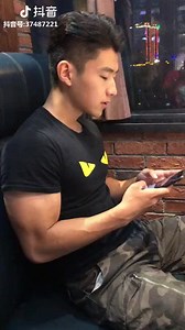 又发现一只肌肉小狼狗，撩起袖子时震惊了