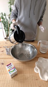 Mit Kreativität, ein bisschen Geschick und dem #simplicol Farbton eurer Wahl, könnt ihr euch die Kirschkernkissen in der beliebten Dip Dye Technik ganz leicht selber machen. Funktioniert mit jedem Motiv, auch wenn wir die Wolken im Farbverlauf einfach ganz bezaubernd finden. ❤️ | Simplicol