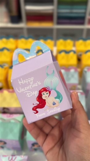 Susie • Party Decor, DIY and Crafting on Instagram: "Jassidy’s valentines boxes 🩵💛🩷💜 These mini happy meal boxes were so easy to make. Template: @hollypaper_ Sticker paper: @koalagp_paper Discount code: XzanderRose #valentinesday #galentine #princessvalentines #happymeal #happymealvalentine"